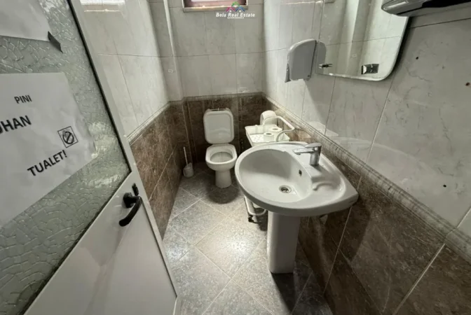 Tirane, jepet me qera zyre Kati 2, 220 m² 2.100 € (farmacia 10)