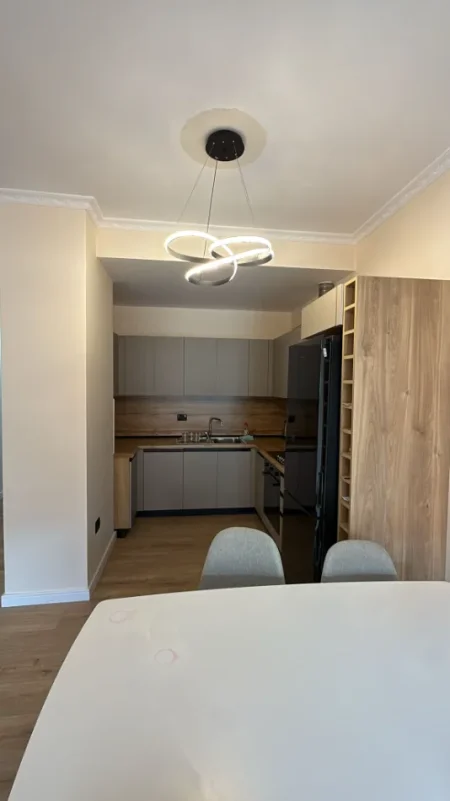 Tirane, jepet me qera apartament 2+1+Ballkon Kati 5, 90 m² 1.000 € (Kompleksi Delijorgji)