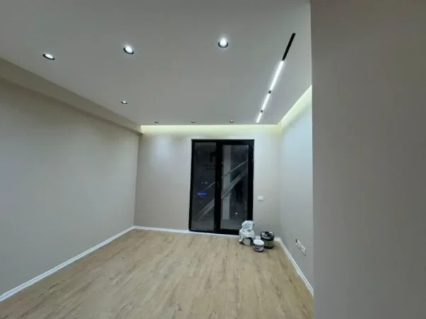 Tirane, jepet me qera zyre Kati 5, 140 m² 2.400 € (RRUGA E KAVAJES)