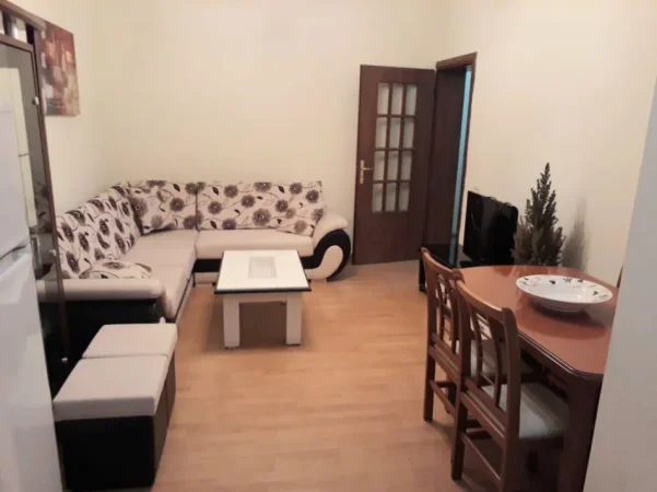 Tirane, jepet me qera apartament 2+1 Kati 2, 600 € (vasil shanto)