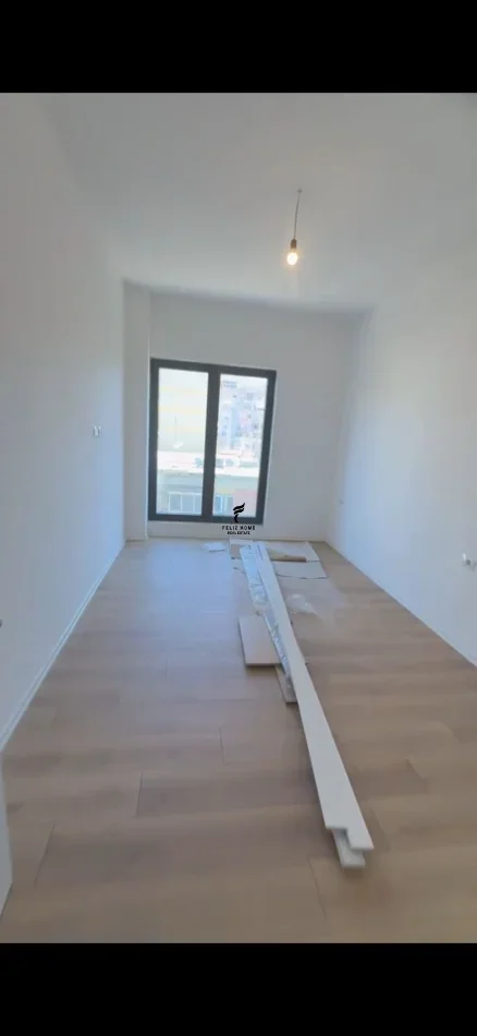 Tirane, jepet me qera zyre Kati 4, 60 m² 750 € (PAZARI I RI)