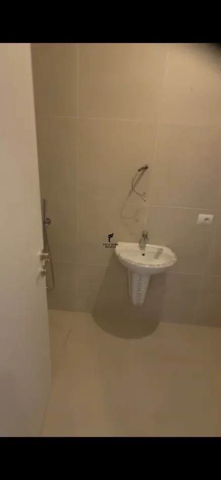 Tirane, jepet me qera zyre Kati 4, 60 m² 750 € (PAZARI I RI)