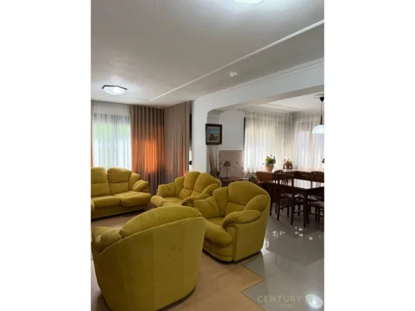 Tirane, jepet me qera apartament 2+1+Ballkon Kati 7, 120 m² 1.200 € (blloku)