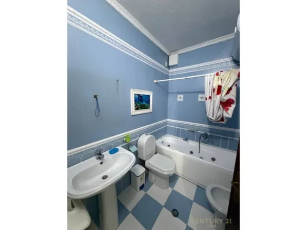 Tirane, jepet me qera apartament 2+1+Ballkon Kati 7, 120 m² 1.200 € (blloku)