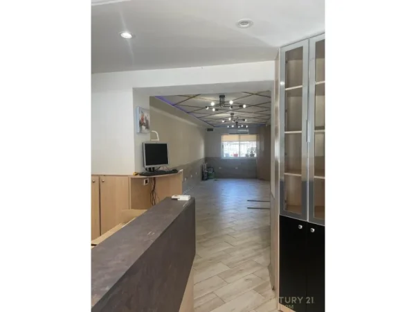 Tirane, shitet ambjent biznesi , 42 m² 135.000 € (Ish stacioni i fundit i Tiranes se Re)