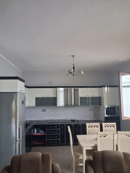 Tirane, jepet me qera apartament 2+1 Kati 2, 130 m² 400 € (Laprake)