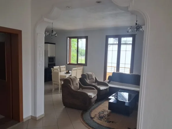 Tirane, jepet me qera apartament 2+1 Kati 2, 130 m² 400 € (Laprake)