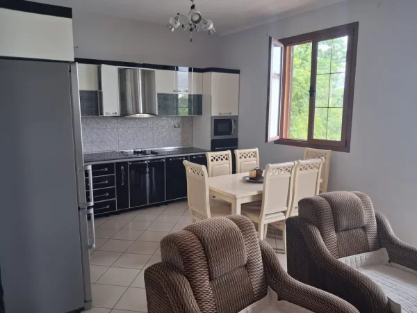Tirane, jepet me qera apartament 2+1 Kati 2, 130 m² 400 € (Laprake)
