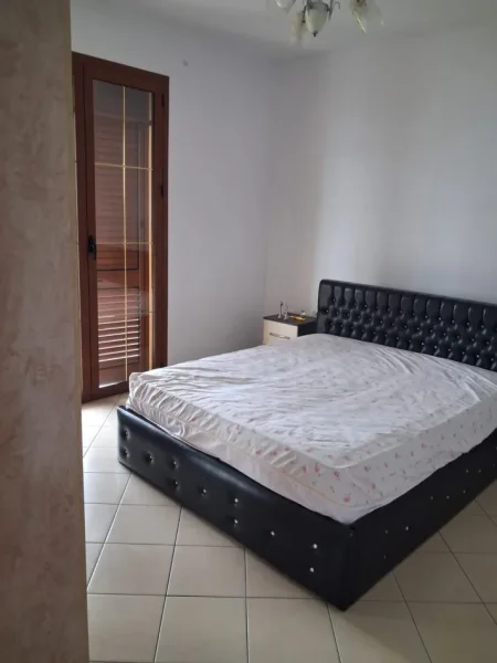 Tirane, jepet me qera apartament 2+1 Kati 2, 130 m² 400 € (Laprake)