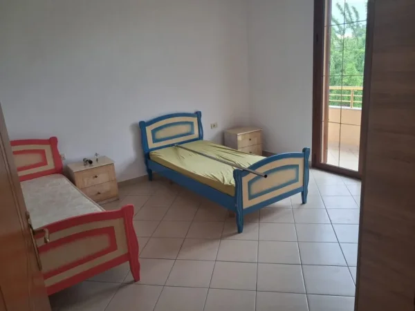 Tirane, jepet me qera apartament 2+1 Kati 2, 130 m² 400 € (Laprake)