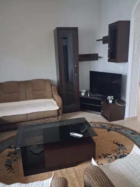 Tirane, jepet me qera apartament 2+1 Kati 2, 130 m² 400 € (Laprake)