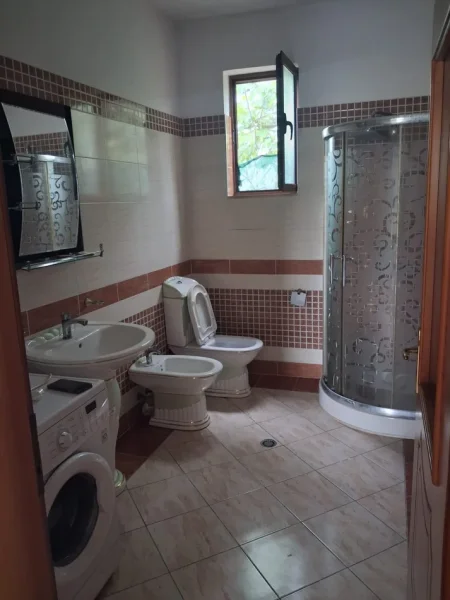 Tirane, jepet me qera apartament 2+1 Kati 2, 130 m² 400 € (Laprake)