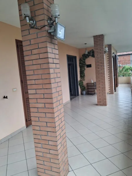 Tirane, jepet me qera apartament 2+1 Kati 2, 130 m² 400 € (Laprake)