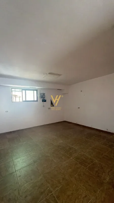 Tirane, jepet me qera dyqan Kati 0, 75 m² 670 € (BLLOK)