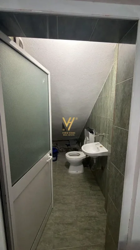 Tirane, jepet me qera dyqan Kati 0, 75 m² 670 € (BLLOK)