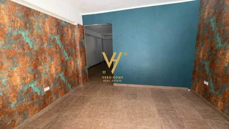Tirane, jepet me qera dyqan Kati 0, 75 m² 670 € (BLLOK)