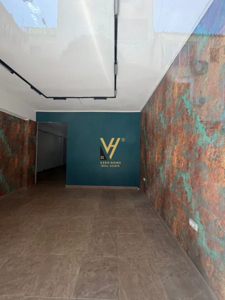 Tirane, jepet me qera dyqan Kati 0, 75 m² 670 € (BLLOK)