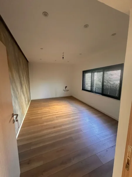 Tirane, jepet me qera zyre Kati 4, 100 m² 1.000 € (BLLOK)