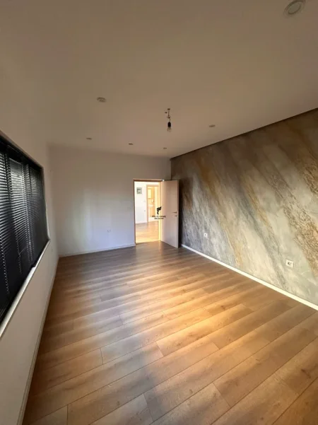 Tirane, jepet me qera zyre Kati 4, 100 m² 1.000 € (BLLOK)