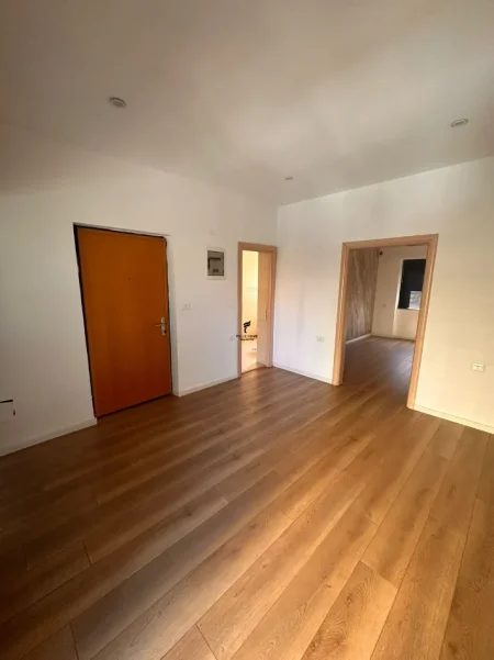 Tirane, jepet me qera zyre Kati 4, 100 m² 1.000 € (BLLOK)