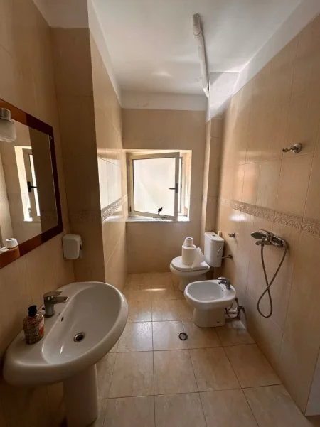 Tirane, jepet me qera zyre Kati 4, 100 m² 1.000 € (BLLOK)