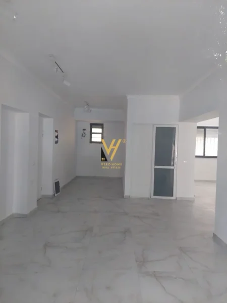 Tirane, jepet me qera dyqan Kati 0, 70 m² 1.670 € (XHAMLLIKU)