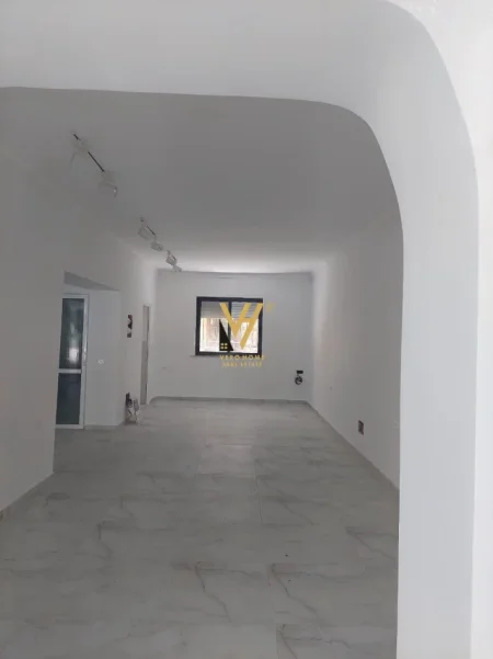 Tirane, jepet me qera dyqan Kati 0, 70 m² 1.670 € (XHAMLLIKU)