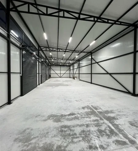 Tirane, jepet me qera magazine Kati 0, 270 m² 2.000 € (tufine)