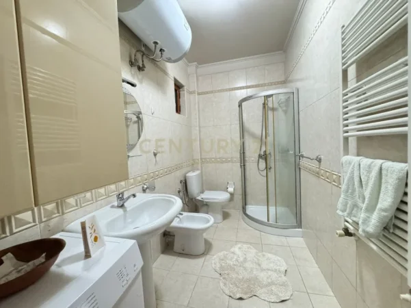 Tirane, jepet me qera apartament 2+1 Kati 10, 70 m² 650 € (shkolla e bashkuar)