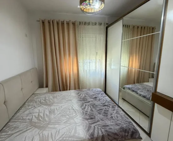Tirane, jepet me qera apartament 1+1+Ballkon Kati 2, 65 m² 500 € (golden park)