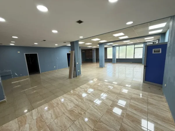 Tirane, jepet me qera zyre Kati 2, 220 m² 200.000 leke te reja  (farmacia 10)
