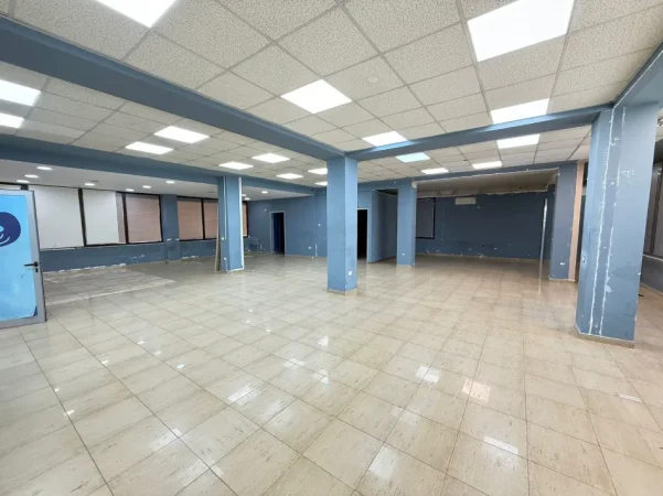 Tirane, jepet me qera zyre Kati 2, 220 m² 200.000 leke te reja  (farmacia 10)