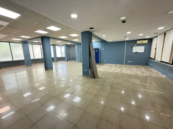 Tirane, jepet me qera zyre Kati 2, 220 m² 200.000 leke te reja  (farmacia 10)