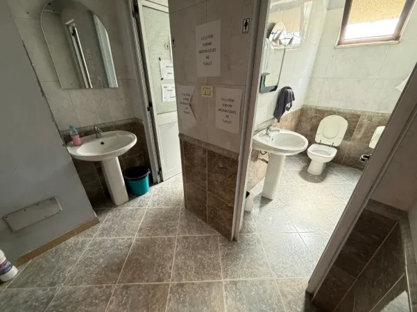 Tirane, jepet me qera zyre Kati 2, 220 m² 200.000 leke te reja  (farmacia 10)