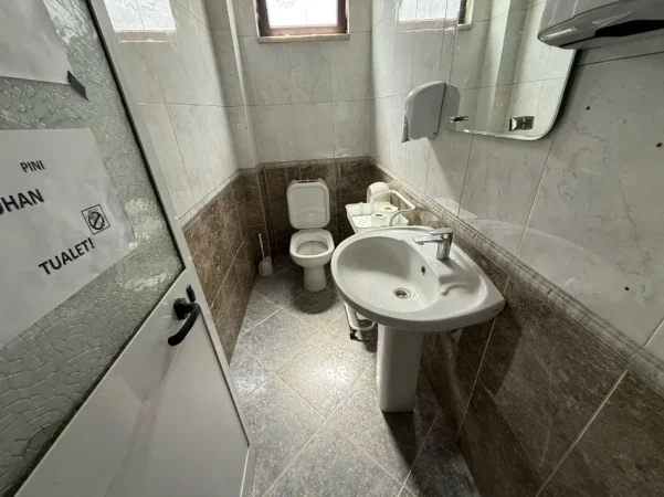Tirane, jepet me qera zyre Kati 2, 220 m² 200.000 leke te reja  (farmacia 10)
