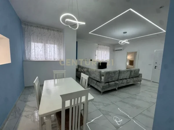 Tirane, jepet me qera apartament 1+1 Kati 10, 87 m² 900 € (siri kodra)