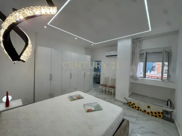Tirane, jepet me qera apartament 1+1 Kati 10, 87 m² 900 € (siri kodra)