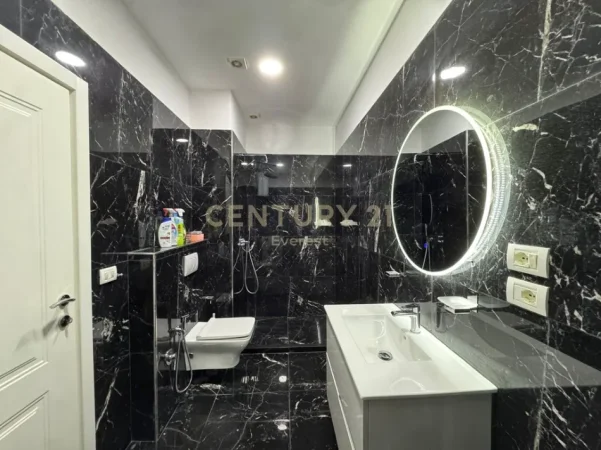 Tirane, jepet me qera apartament 1+1 Kati 10, 87 m² 900 € (siri kodra)
