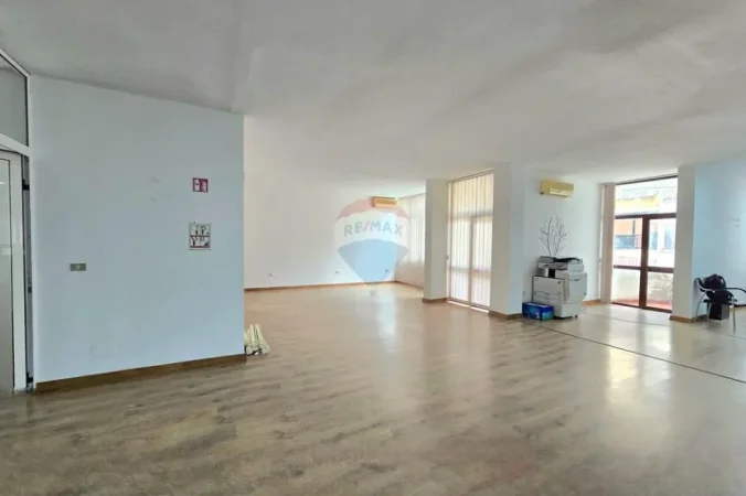 Tirane, jepet me qera zyre Kati 5, 200 m² 2.100 € (Rruga Ismail Qemali - Blloku, Tiranë(ID: 530201003-704))