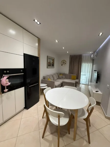 Tirane, jepet me qera apartament 1+1 Kati 2, 65 m² 500 € (Rruga e Kavajes)