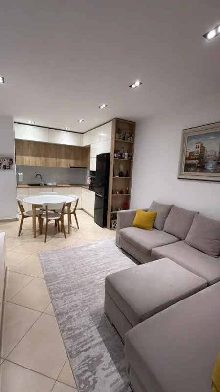 Tirane, jepet me qera apartament 1+1 Kati 2, 65 m² 500 € (Rruga e Kavajes)