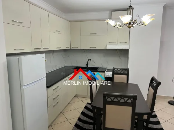 Tirane, jepet me qera apartament 2+1+Ballkon Kati 4, 86 m² 680 € (RRUGA BILAL GOLEMI,KOMUNA E PARISIT)