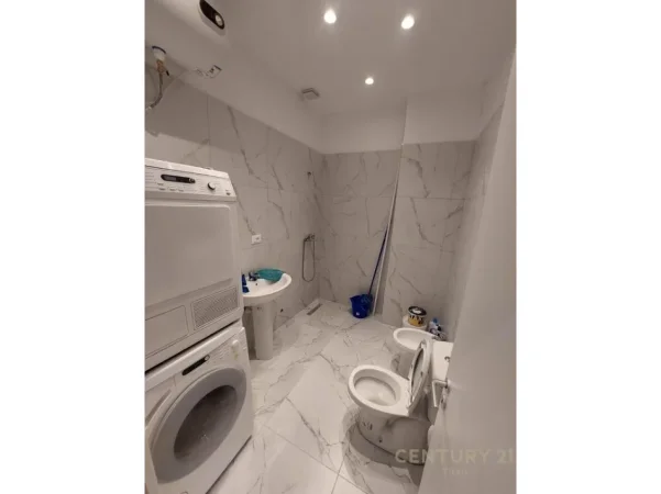 Tirane, jepet me qera apartament 1+1 Kati 1, 57 m² 600 € (kodra e diellit)