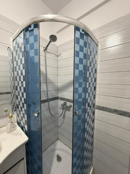 Tirane, jepet me qera apartament 1+1 , 66 m² 500 € (Liqeni i Thatë)