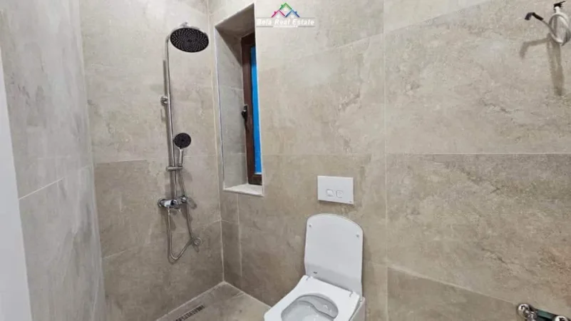 Tirane, jepet me qera zyre Kati 1, 80 m² 630 € (sokrat miho)