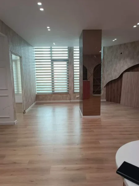 Tirane, jepet me qera zyre Kati 1, 80 m² 630 € (Rruga sokrat Miho)