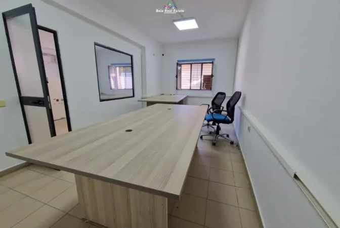 Tirane, jepet me qera zyre Kati 1, 140 m² 750 € (pazari i ri)