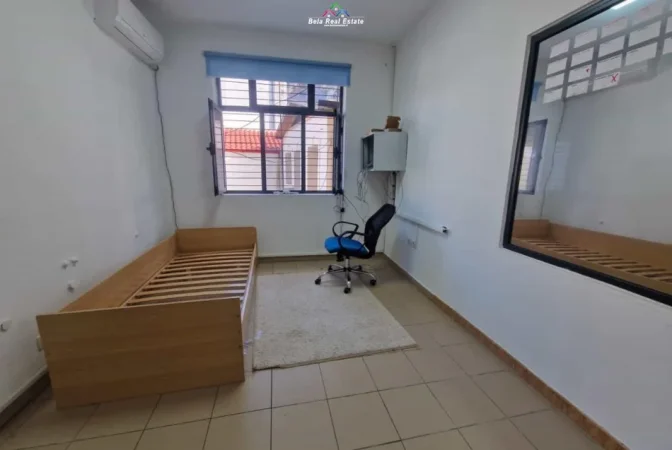 Tirane, jepet me qera zyre Kati 1, 140 m² 750 € (pazari i ri)