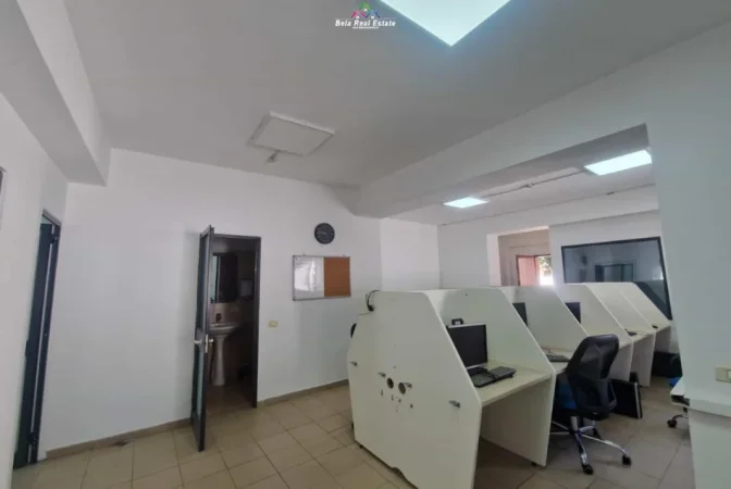 Tirane, jepet me qera zyre Kati 1, 140 m² 750 € (pazari i ri)