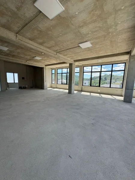 Tirane, jepet me qera magazine Kati 2, 360 m² 5.000 € (PRANE RRETHIT)